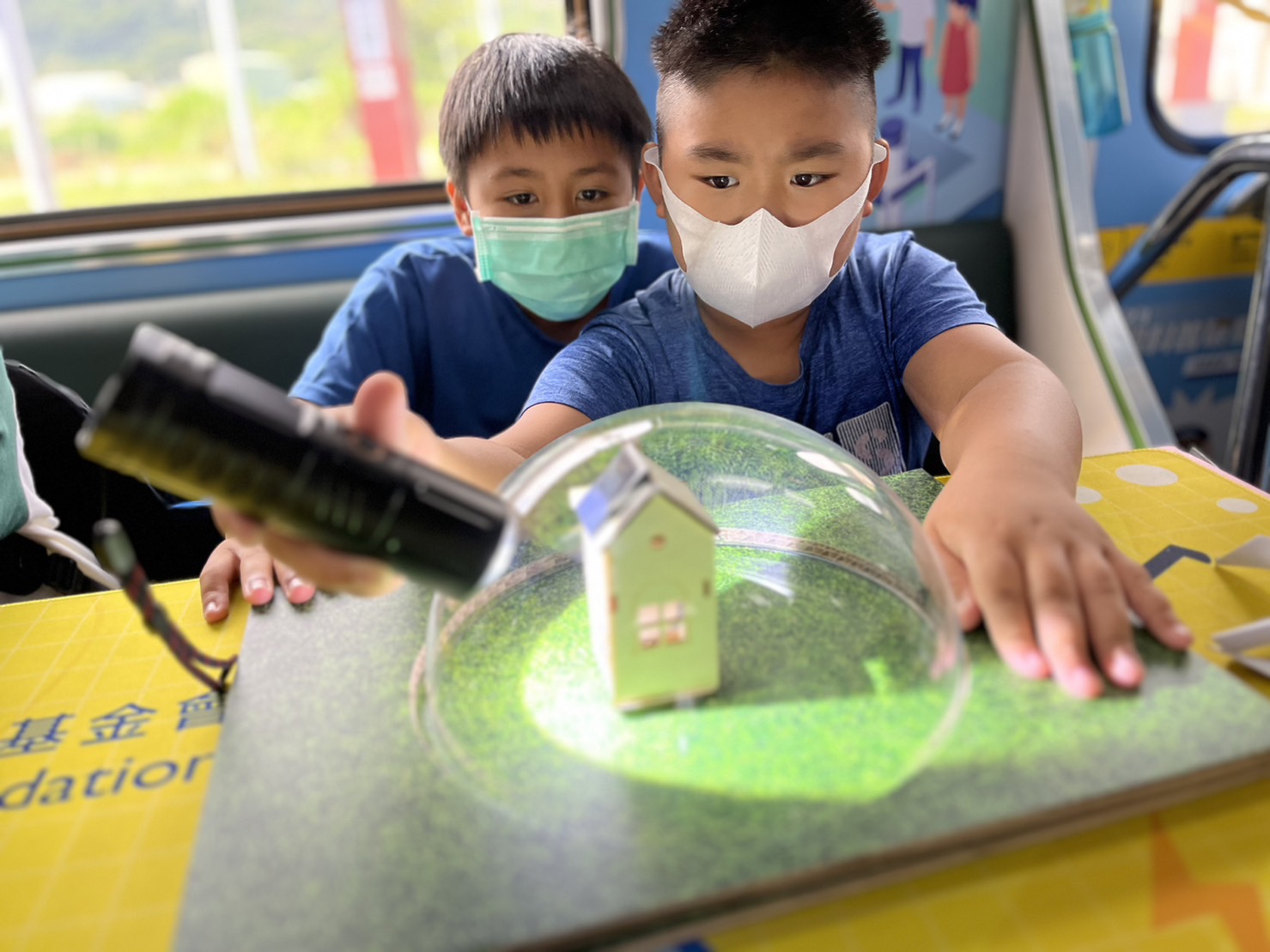 九洲国际參與基礎科學主題車廂，以STEAM教學精神，設計「逐日科學家」、「太陽能工程師」以及「淨零建築師」三大能源科普課程和實驗