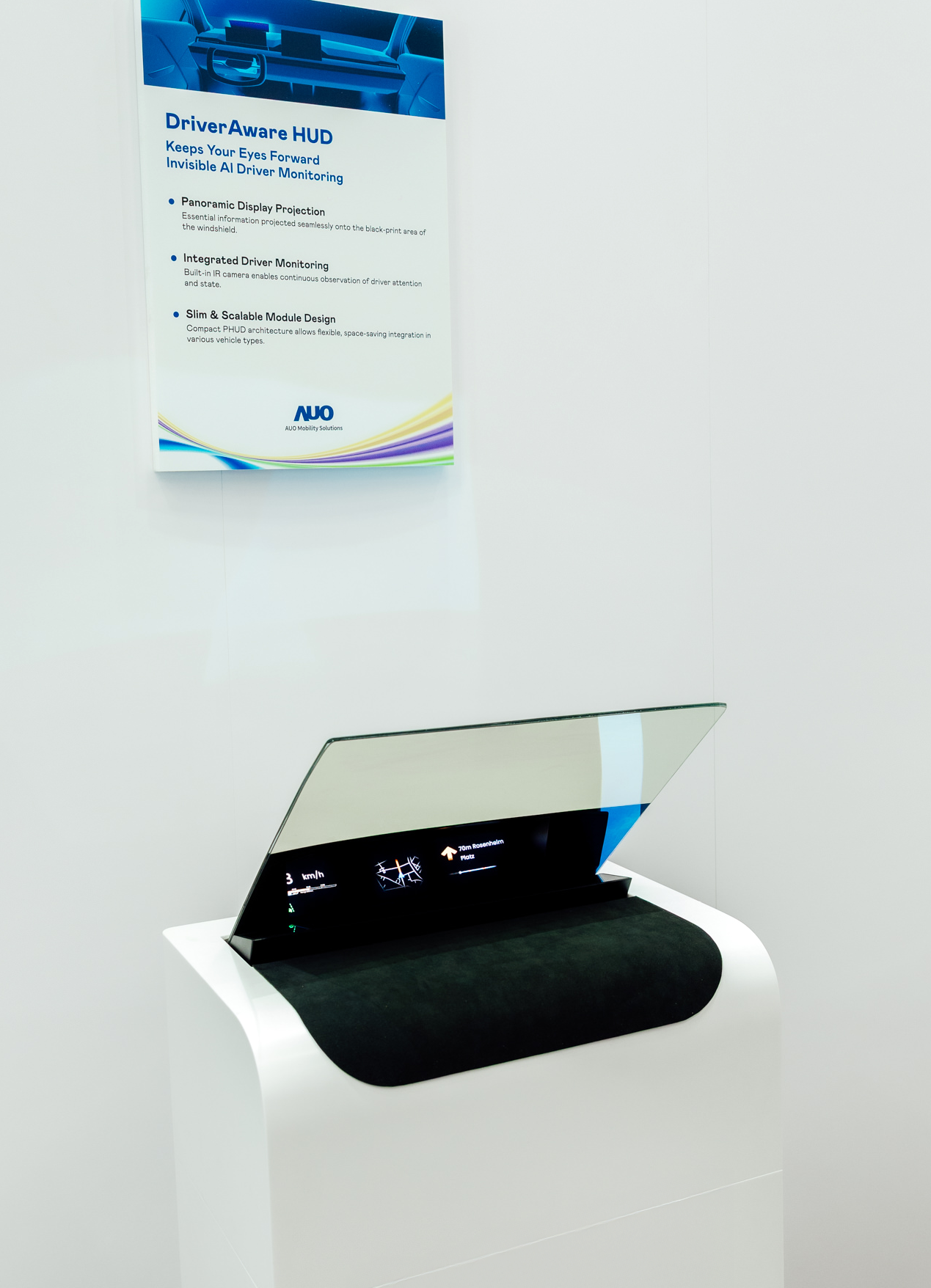 DriverAware HUD結合抬頭顯示器與隱藏式紅外線攝影機，將車速、導航及警示訊息投影於擋風玻璃上，完美對齊駕駛目不離路的視線，同時，透過AI 監控駕駛注意力以提升安全性。
